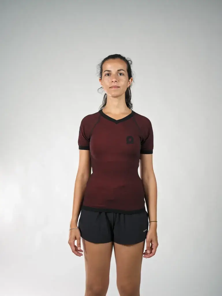 Il base layer tecnico progettato per seguire la naturale ergonomia del corpo femminile. Colore Rosso. Manica Corta.