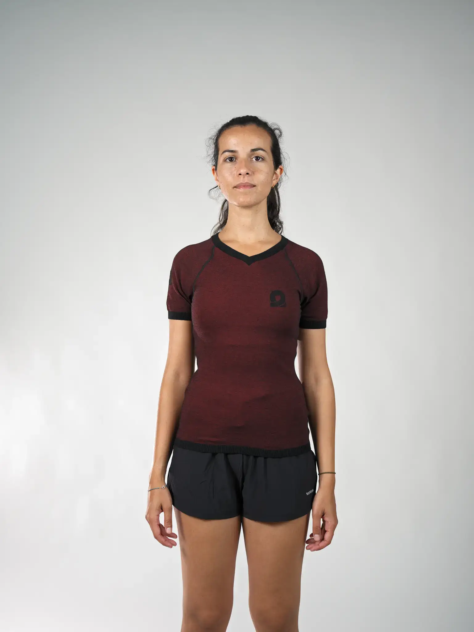 Il base layer tecnico progettato per seguire la naturale ergonomia del corpo femminile. Colore Rosso. Manica Corta.
