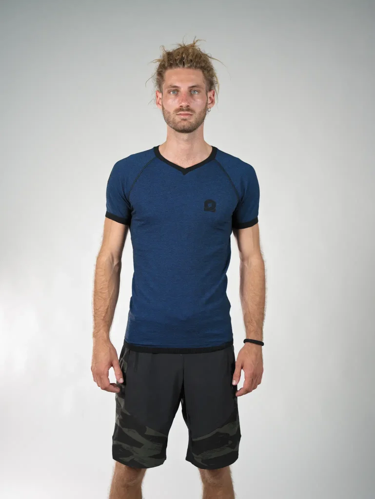 Il base layer tecnico pensato per accompagnarti durante le attività ad alta intensità e nelle giornate in movimento. Colore Blu. Manica Corta.
