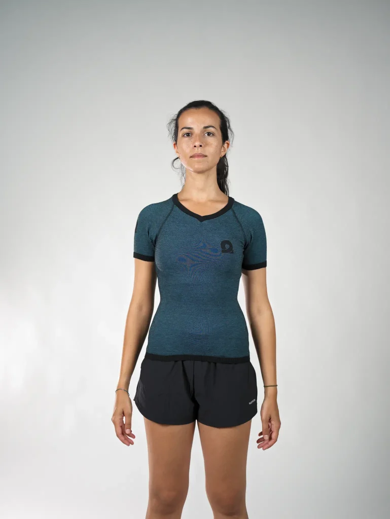 Il base layer tecnico progettato per seguire la naturale ergonomia del corpo femminile. Colore Azzurro. Manica Corta.