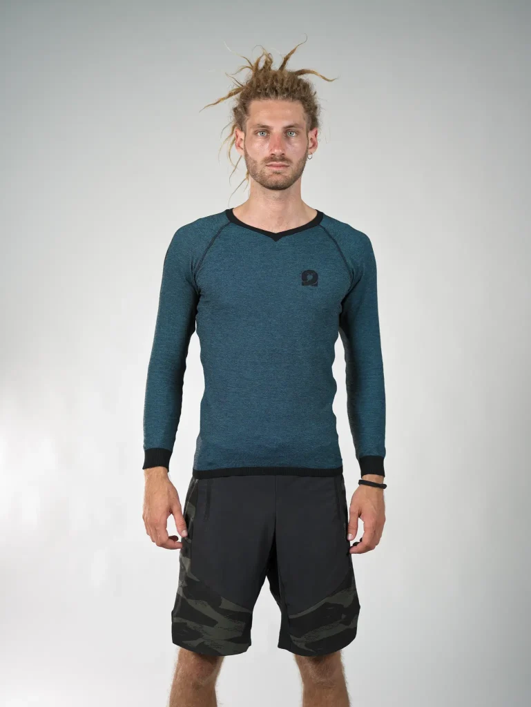 Il base layer tecnico pensato per accompagnarti durante le attività ad alta intensità e nelle giornate in movimento. Colore Azzurro. Manica Lunga.