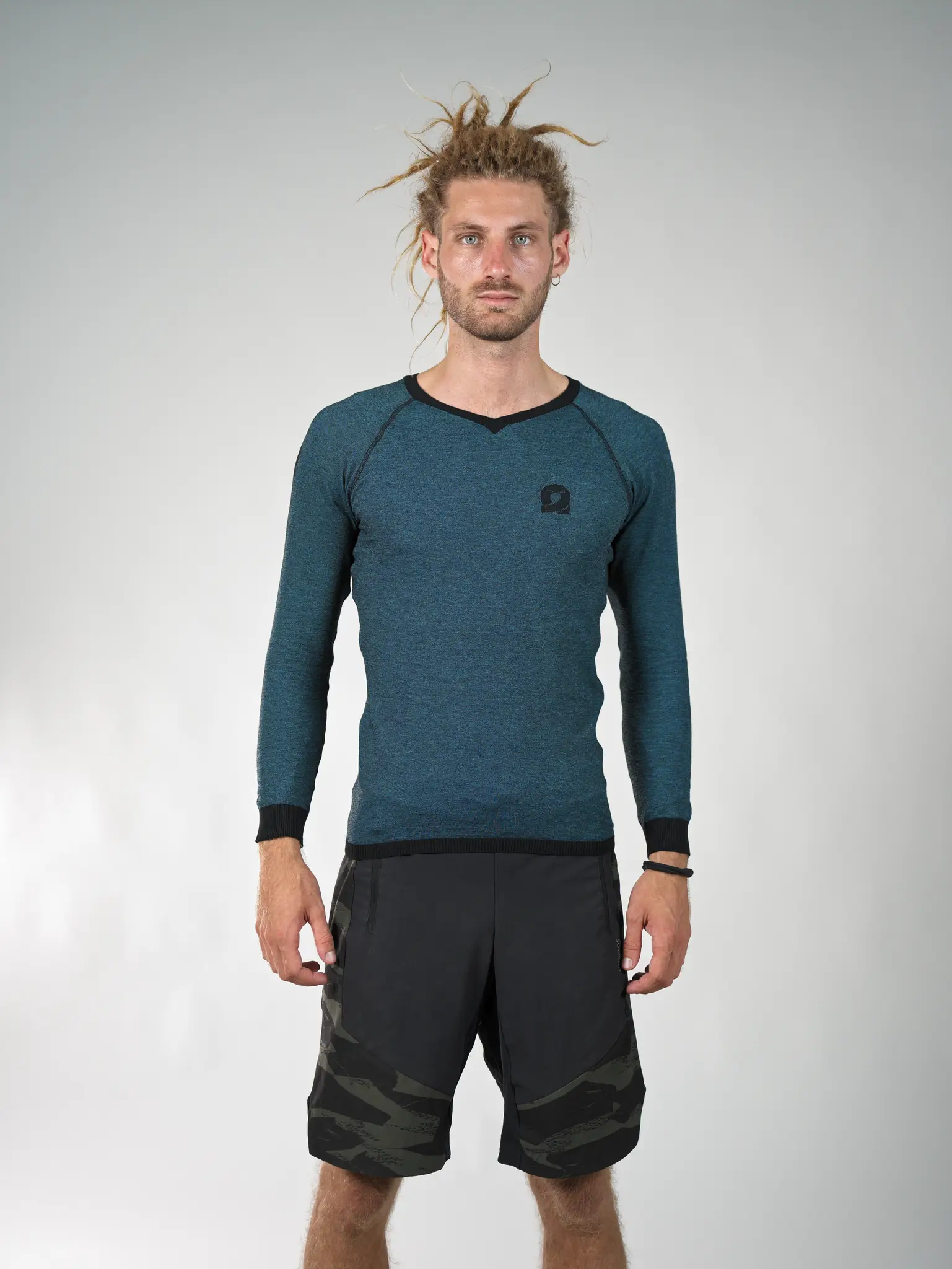 Il base layer tecnico pensato per accompagnarti durante le attività ad alta intensità e nelle giornate in movimento. Colore Azzurro. Manica Lunga.