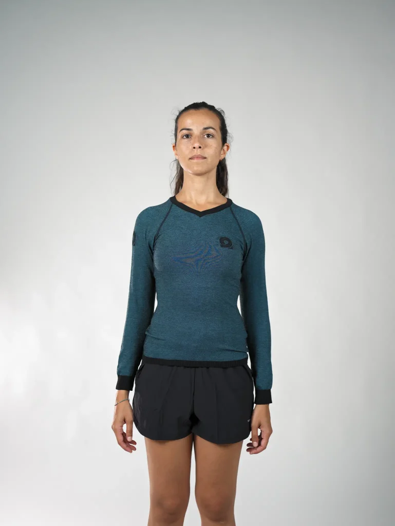 Il base layer tecnico progettato per accompagnare il corpo femminile durante le attività outdoor nelle giornate più fresche. Colore Azzurro. Manica Lunga
