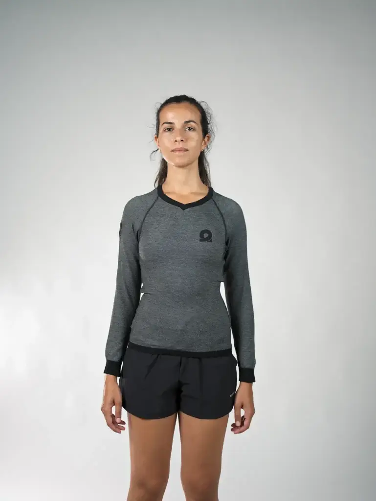 Il base layer tecnico progettato per accompagnare il corpo femminile durante le attività outdoor nelle giornate più fresche. Colore Grigio. Manica Lunga
