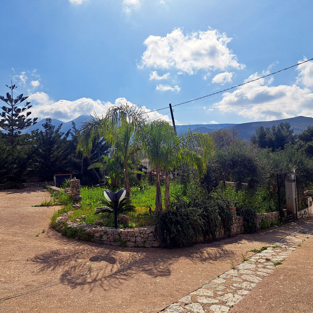 Casale degli Ulivi - La proprietà dispone di un’area destinata al parcheggio, accessibile e discreta, adiacente alla strada principale e schermata dalla vegetazione.