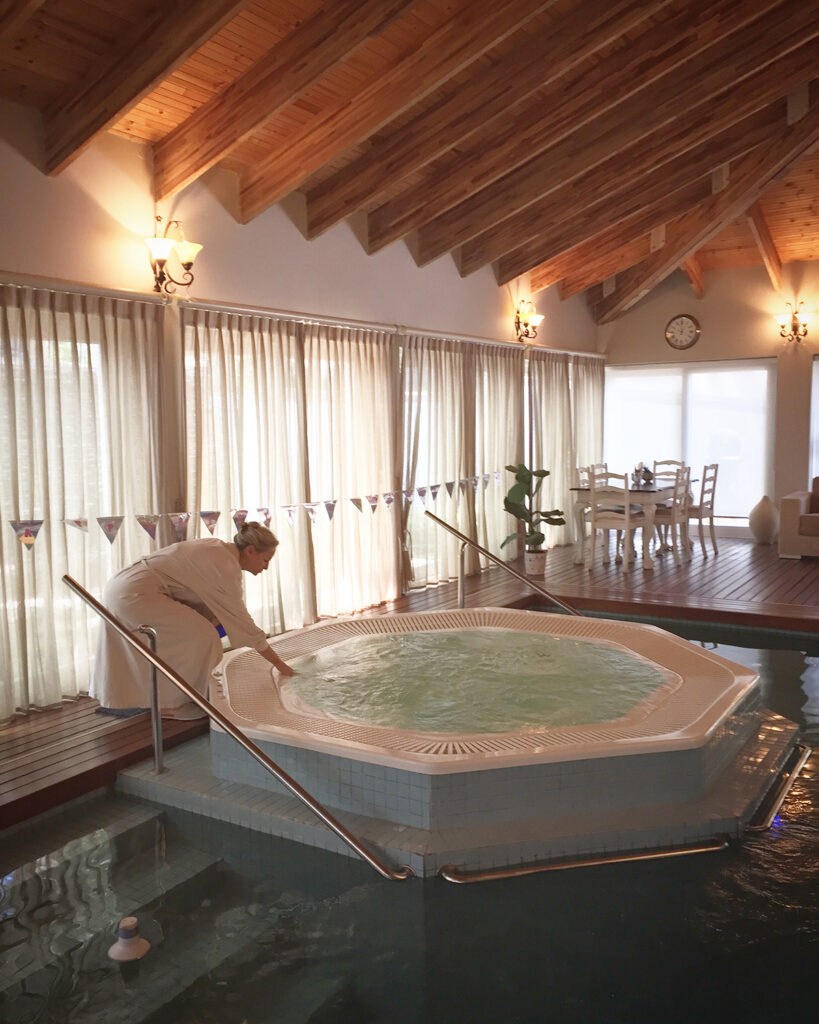 Casale degli Ulivi - Tra gli ulivi e i muretti a secco si può immaginare un retreat dedicato al benessere, con spa naturale, percorsi sensoriali e aree relax integrate nel paesaggio.