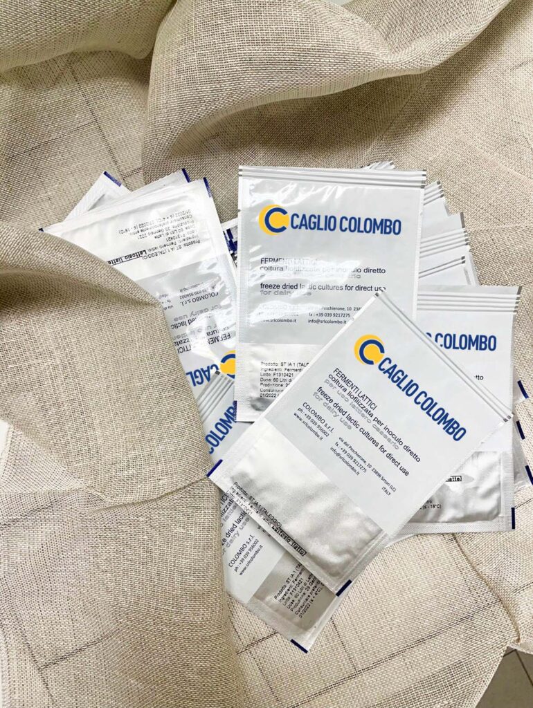 Caglio Colombo | Dal 1903 Colombo Srl affianca caseifici artigianali e industriali nella produzione di formaggi e prodotti lattiero-caseari, sviluppando caglio, fermenti lattici, enzimi e soluzioni dedicate alla lavorazione del latte. Un’esperienza costruita attraverso oltre un secolo di attività, ricerca e collaborazione con professionisti del settore caseario.