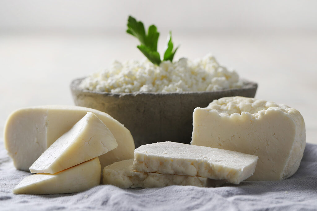 Caglio Colombo | Dal 1903 Colombo Srl affianca caseifici artigianali e industriali nella produzione di formaggi e prodotti lattiero-caseari, sviluppando caglio, fermenti lattici, enzimi e soluzioni dedicate alla lavorazione del latte. Un’esperienza costruita attraverso oltre un secolo di attività, ricerca e collaborazione con professionisti del settore caseario.