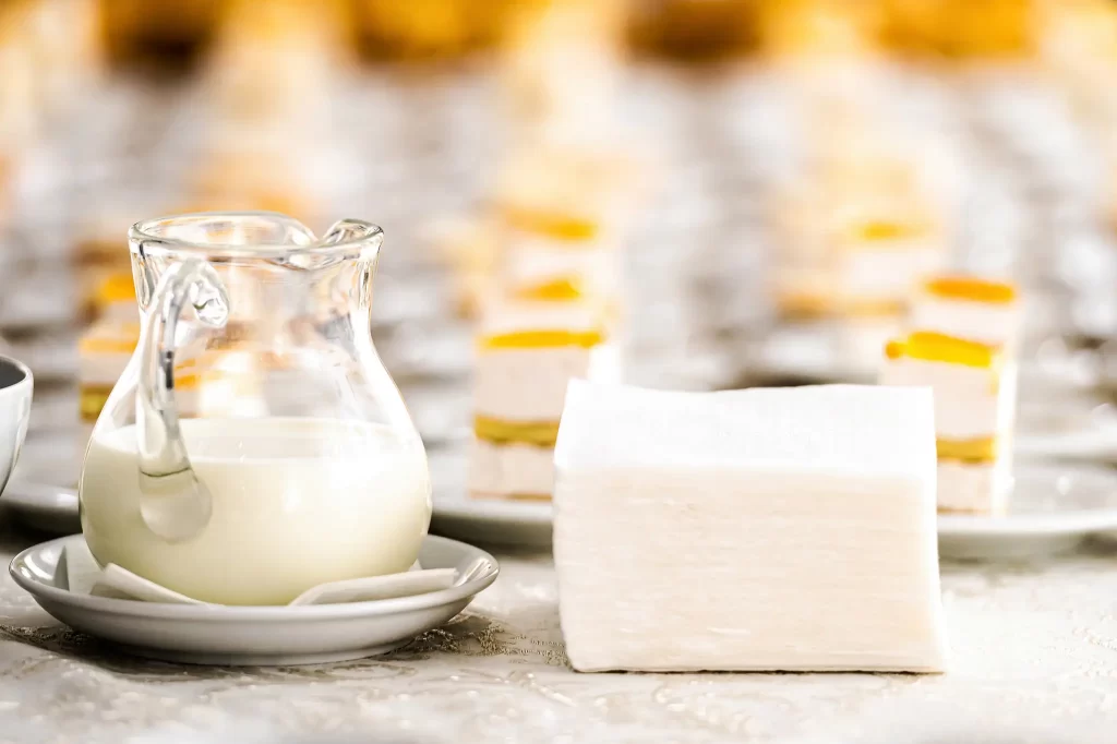 Produzione casearia con fermenti lattici utilizzati per la fermentazione del latte e la produzione del formaggio.