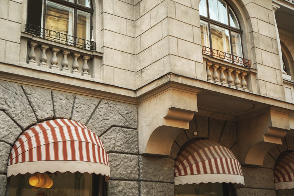Installing Awnings and Signage on Public Land | OccupazioneSuolo.it