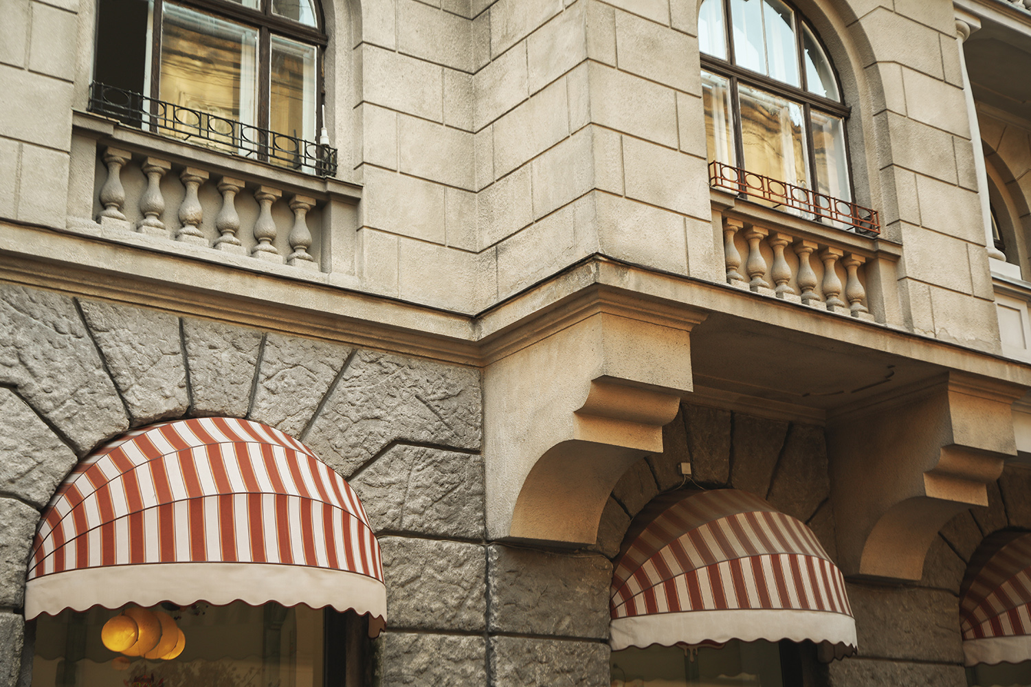 Installing Awnings and Signage on Public Land | OccupazioneSuolo.it