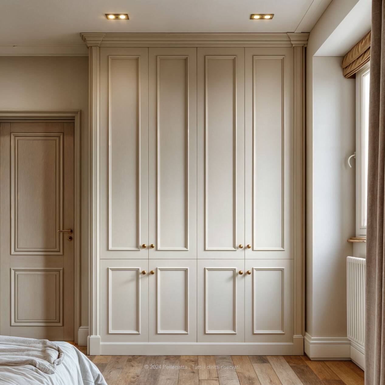 Milano è un esempio perfetto di eleganza e semplicità, distinguendosi per la sua estetica raffinata e la maestria artigianale con cui è stato realizzato. Le linee pulite e le superfici in legno bianco creano un’atmosfera di serenità e raffinatezza, riflettendo la luce in modo delicato e avvolgente. | Pellegatta