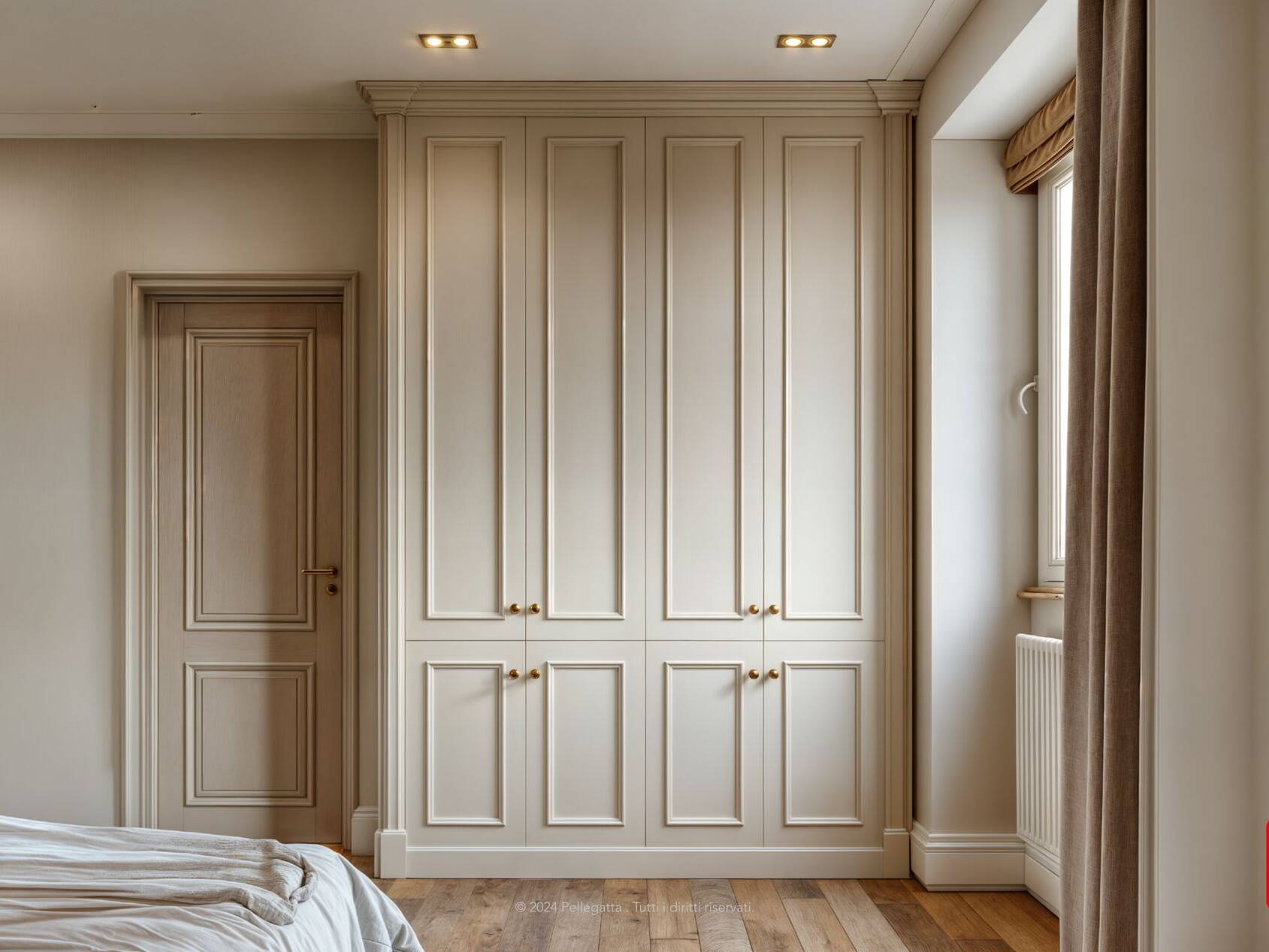Milano è un esempio perfetto di eleganza e semplicità, distinguendosi per la sua estetica raffinata e la maestria artigianale con cui è stato realizzato. Le linee pulite e le superfici in legno bianco creano un’atmosfera di serenità e raffinatezza, riflettendo la luce in modo delicato e avvolgente. | Pellegatta