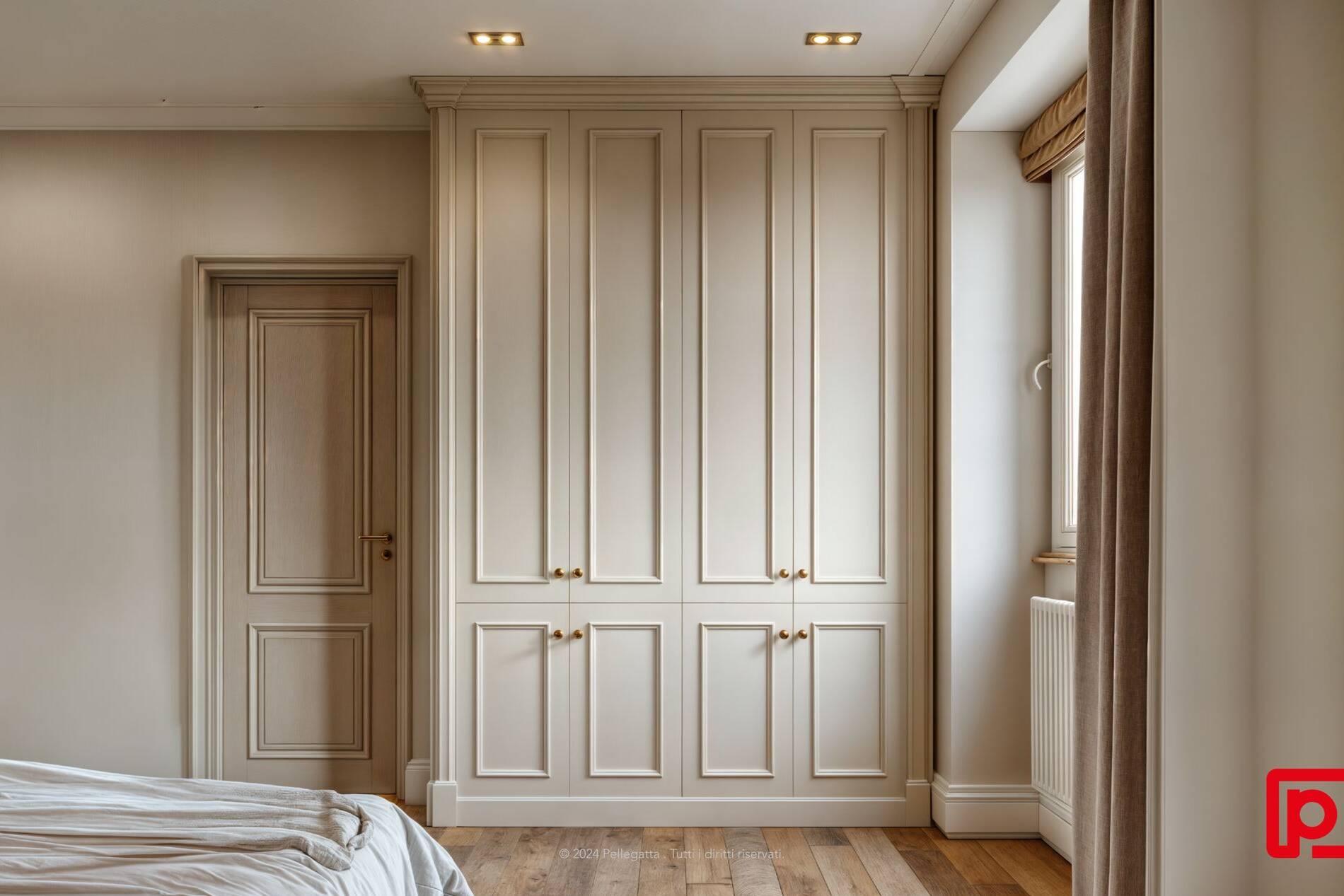 Milano è un esempio perfetto di eleganza e semplicità, distinguendosi per la sua estetica raffinata e la maestria artigianale con cui è stato realizzato. Le linee pulite e le superfici in legno bianco creano un’atmosfera di serenità e raffinatezza, riflettendo la luce in modo delicato e avvolgente. | Pellegatta