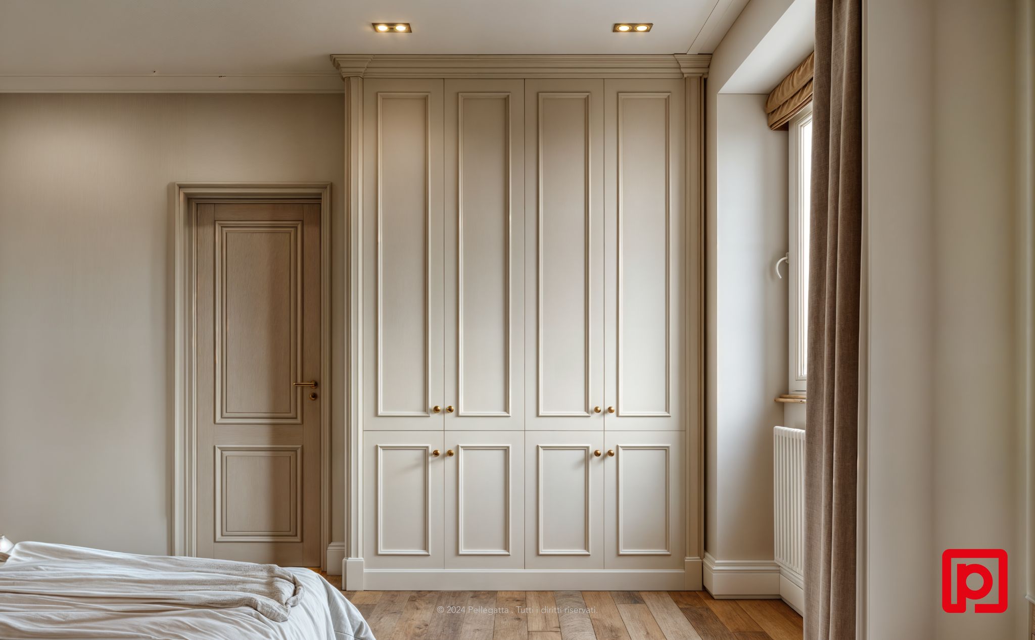 Milano è un esempio perfetto di eleganza e semplicità, distinguendosi per la sua estetica raffinata e la maestria artigianale con cui è stato realizzato. Le linee pulite e le superfici in legno bianco creano un’atmosfera di serenità e raffinatezza, riflettendo la luce in modo delicato e avvolgente. | Pellegatta