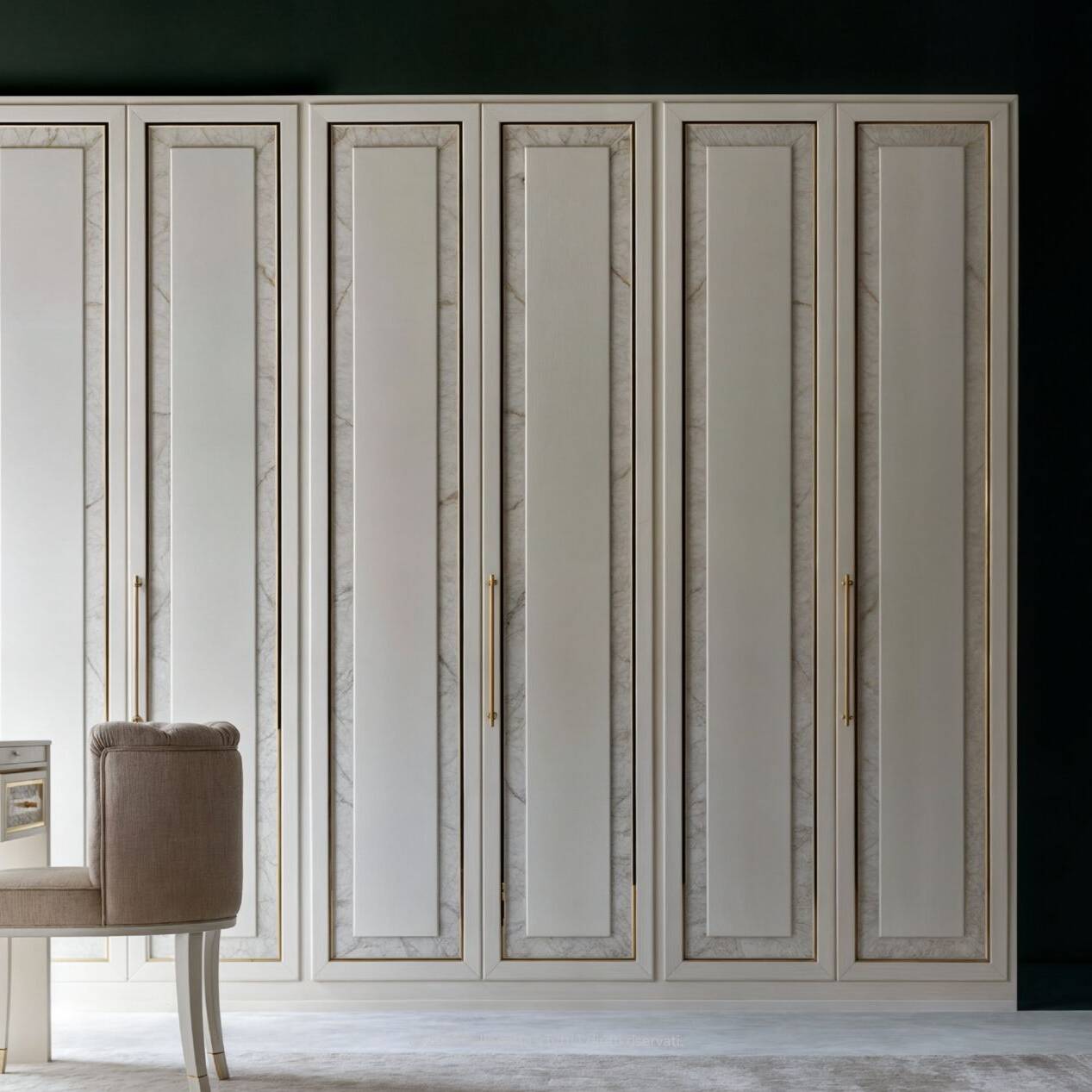 La collezione Ryiadh rappresenta l’eleganza e il lusso, combinando raffinate laccature in finto marmo con particolari dorati. | Pellegatta