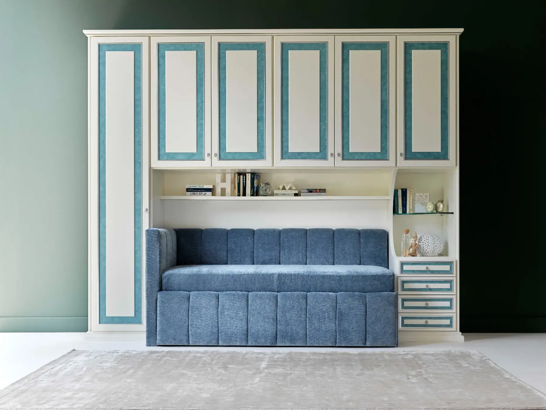 Un comodo divano letto con cassetti, disponibile anche con secondo letto, unisce la praticità con l’eleganza. Non rinunciare agli spazi ma vivili con gusto e cura dei dettagli.