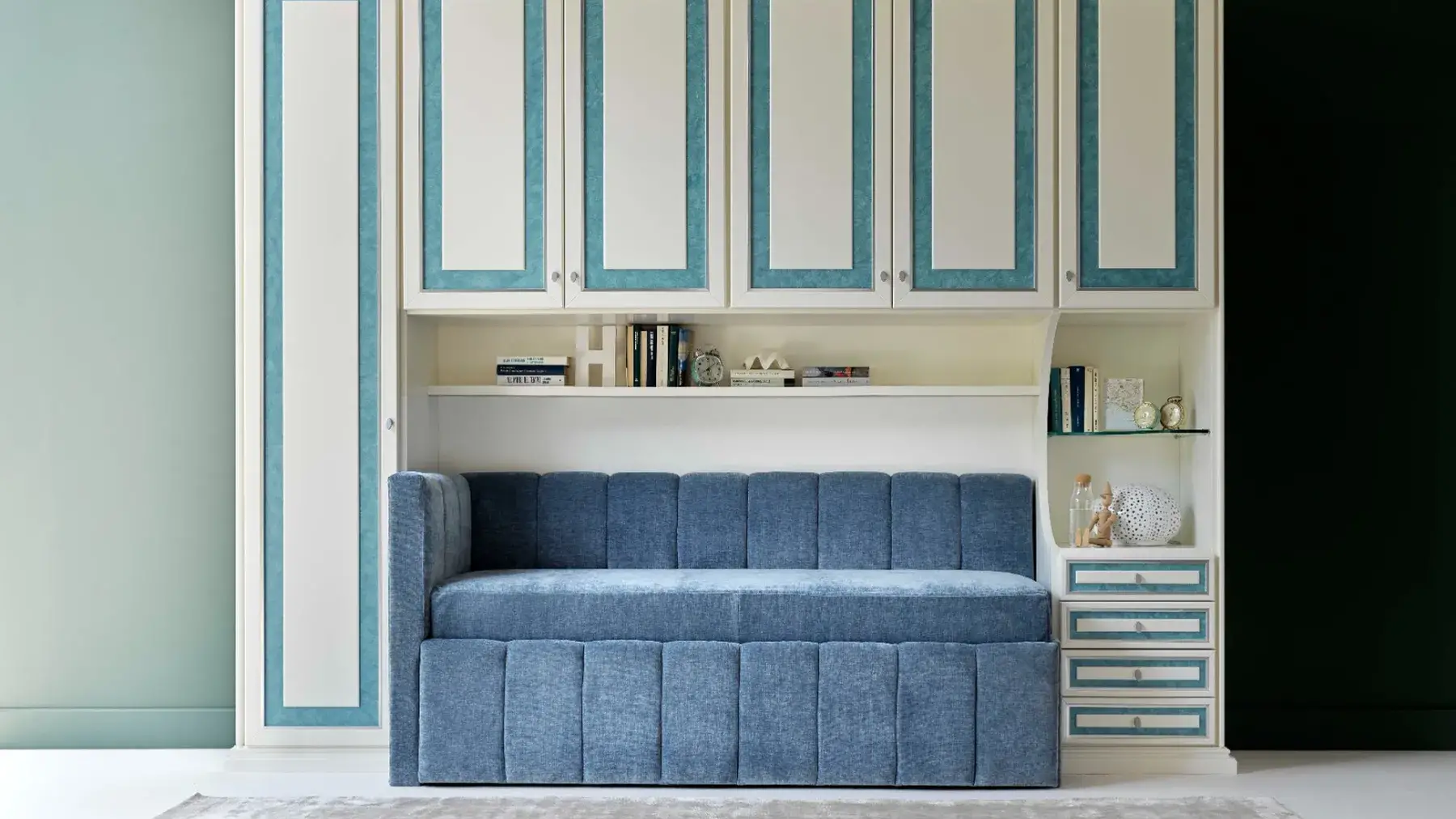 Un comodo divano letto con cassetti, disponibile anche con secondo letto, unisce la praticità con l’eleganza. Non rinunciare agli spazi ma vivili con gusto e cura dei dettagli.