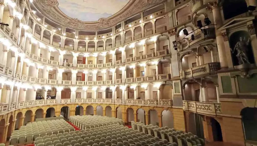 Teatro Fraschini - Luogo simbolo della tradizione accademica pavese. Spazio ideale per Segnature Talks, Conversazioni e incontri istituzionali ad alto profilo. | Pavia Innovation Week